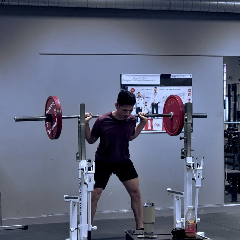 Athlète en plein squat en compétition