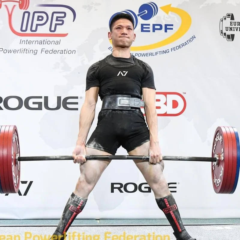 Thanh Da, président du Powerclub Tarare, en compétition de force athlétique